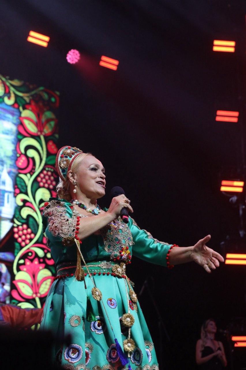 Фото Пять образов Надежды Кадышевой: солистка «Золотого кольца» удивили фанатов яркими платьями на концерте в «Сибирь-Арена» 2